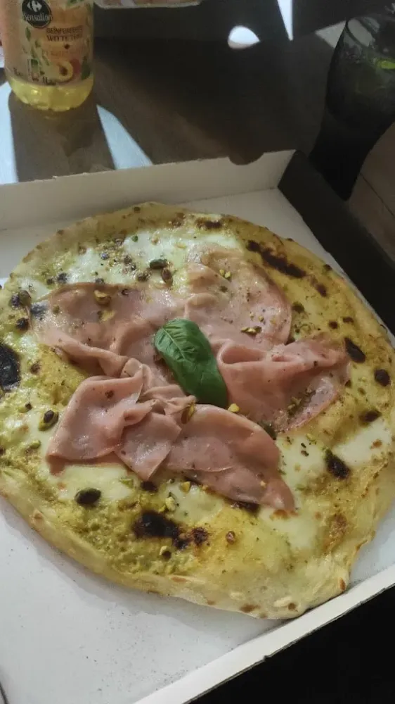 Pizza jambon et basilic à Serrières