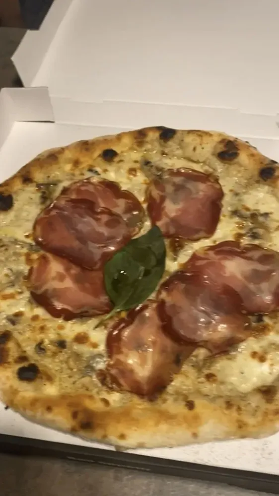 Pizza reggina à Serrières